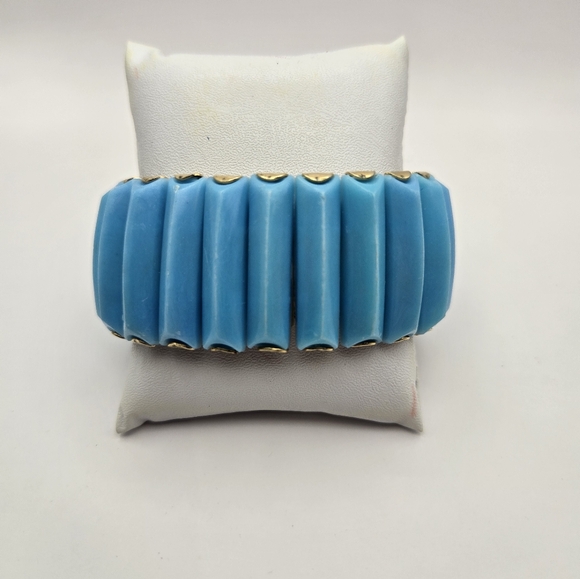 Vintage turquiose blue lucite stretch bracelet - Picture 2 of 3